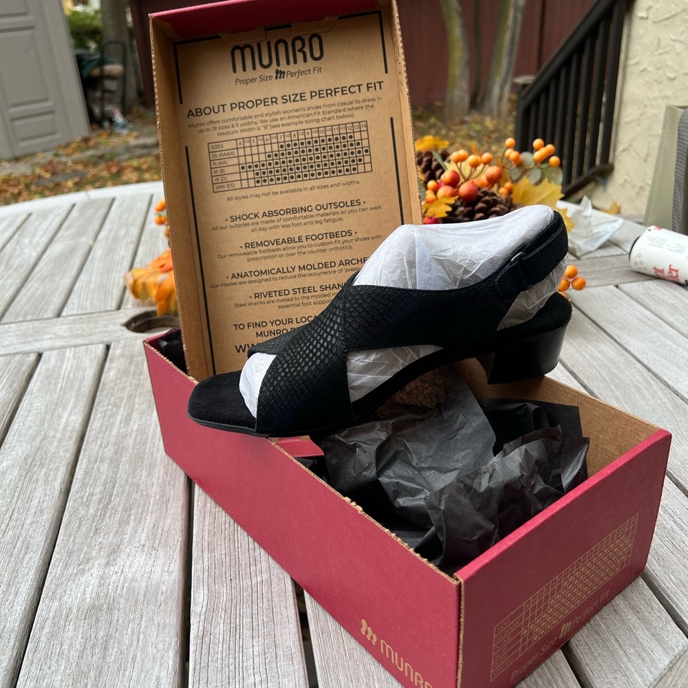 Munro  10W Women’s Black Lizard Print Nubuck Sandals.